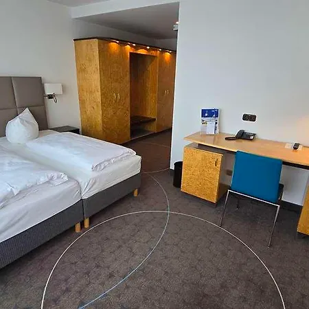 Hotel Am Terrassenufer 4*