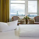 Hotel Am Terrassenufer 4*